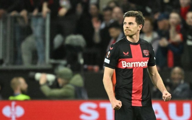 Jonas Hofmann, do Bayer Leverkusen, comemora o gol que abriu o placar contra o West Ham