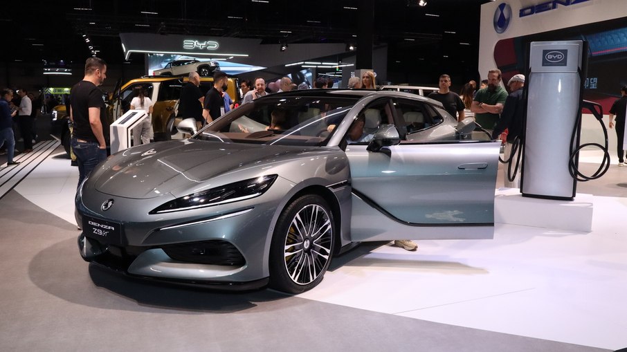 Denza Z9 GT no estande da marca no Salão do Automóvel de 2025
