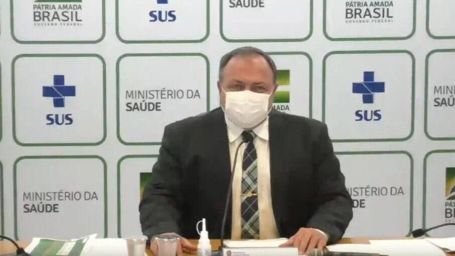 De máscara, o ministro Eduardo Pazuello participou de coletiva de imprensa do Ministério da Saúde
