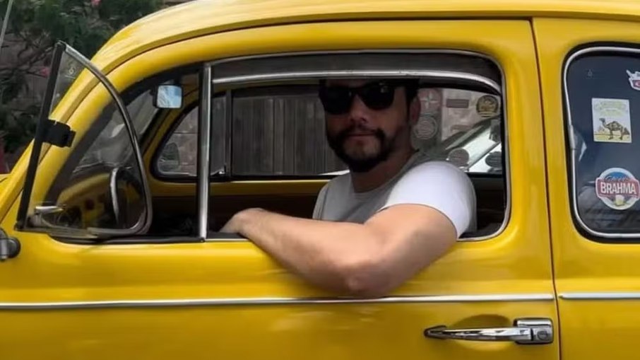 Wagner Moura a bordo do Fusca Amarelo em 