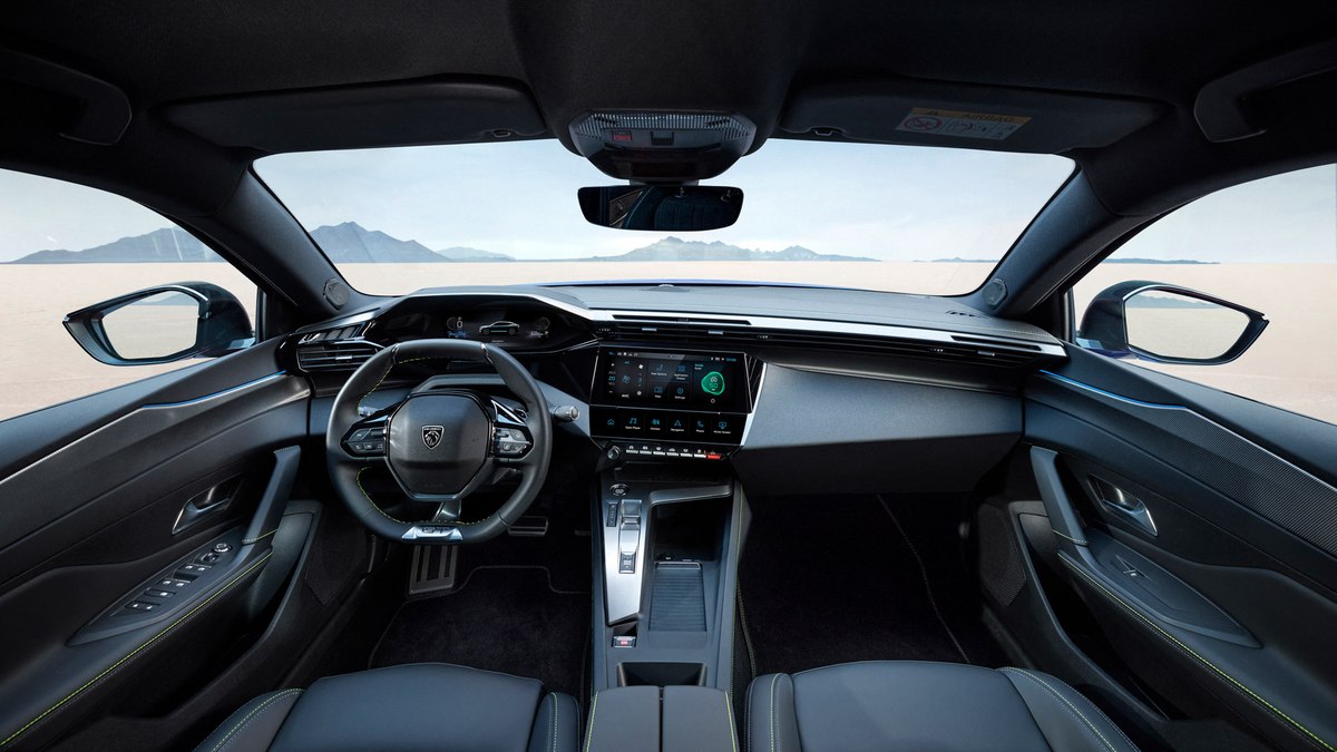 Interior segue o mesmo estilo arrojado visto por fora, com mostradores digitais e posição de dirigir esportiva Interior segue o mesmo estilo arrojado visto por fora, com mostradores digitais e posição de dirigir esportiva