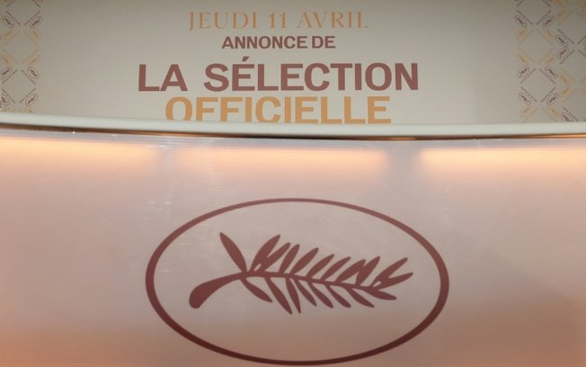 Uma foto mostra o logotipo do festival no cenário de uma coletiva de imprensa para anunciar a seleção oficial da 77ª edição do Festival de Cinema de Cannes, no cinema UGC Normandie em Paris, em 13 de abril de 2024