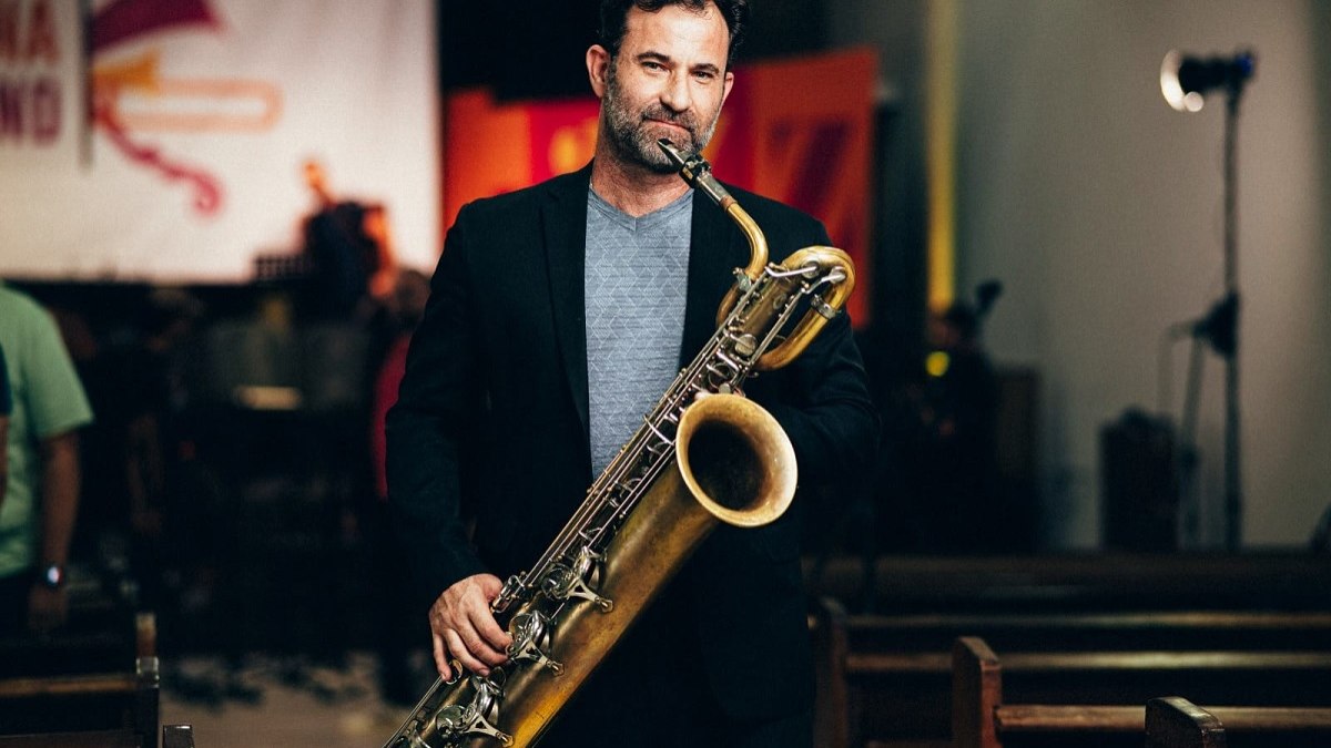 Além de saxofonista e flautista, Louback atua como compositor, arranjador e produtor musical Além de saxofonista e flautista, Louback atua como compositor, arranjador e produtor musical