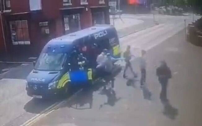 Polícia dá carona para torcedores do Middlesbrough na Inglaterra
