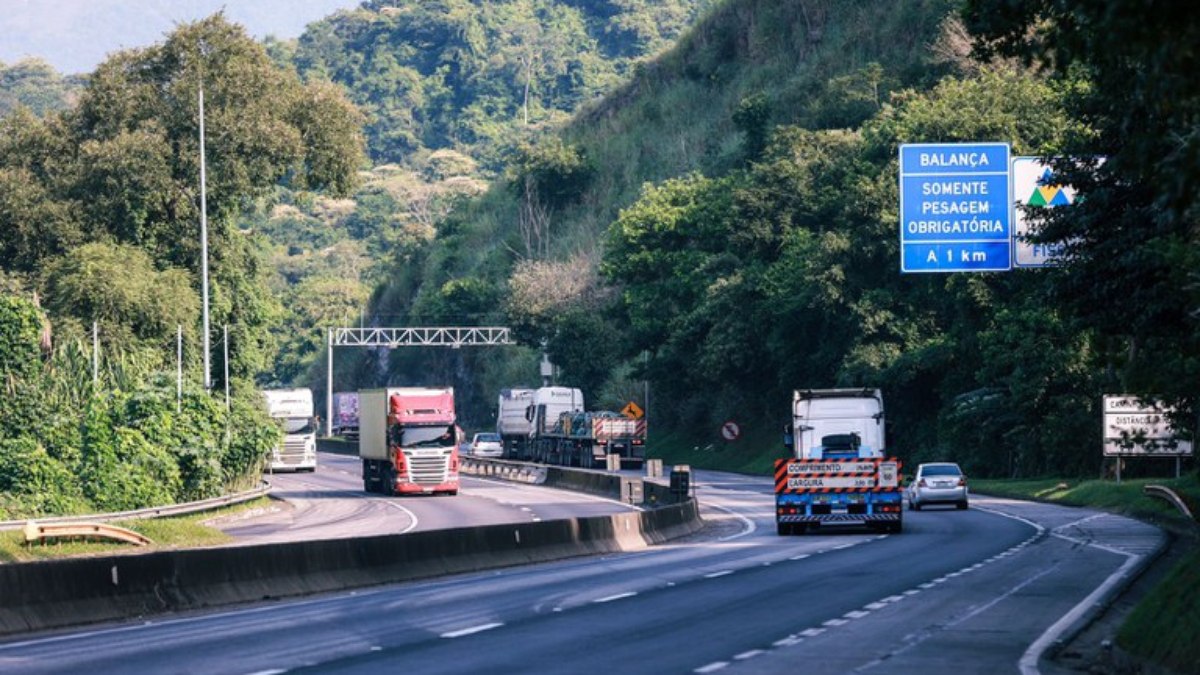 Carga de 645 toneladas tem problema técnico e para na Via Dutra