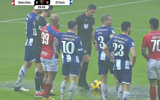 Chuva faz árbitro Gustavo Correia interromper jogo pela Taça de Portugal 