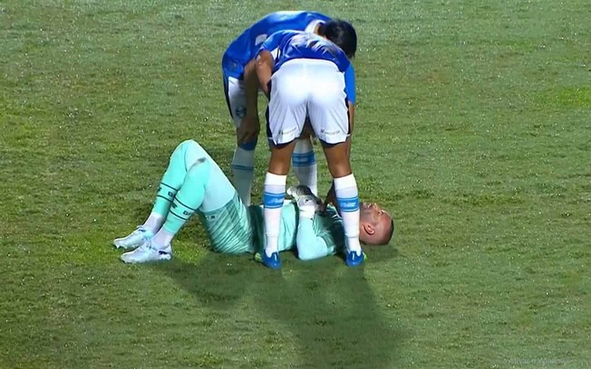 Weverton em campo pelo Grêmio Weverton em campo pelo Grêmio