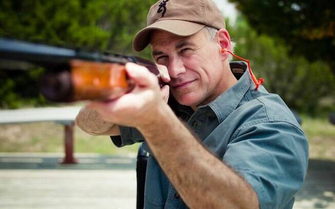 Governador do Texas, Greg Abbott é a favor do armamento e tem, inclusive, fotos dele armado em seu site oficial