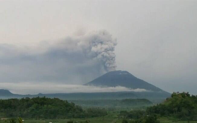 Desde setembro, o Monte Agung tem causado tremores até expelir cinzas na semana passada