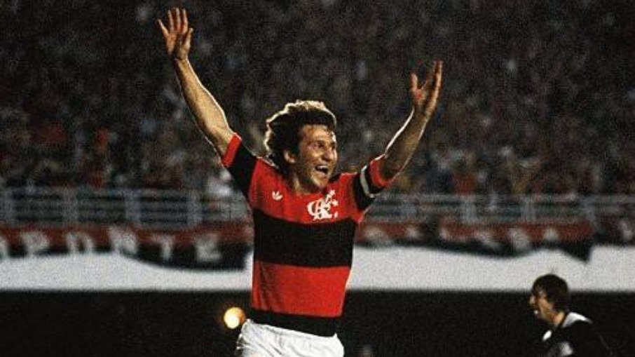 Zico em ação quando jogador pelo Flamengo