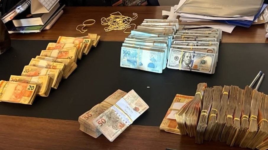 Os policiais apreenderam cerca de R$ 280 mil e US$ 89 mil em espécie