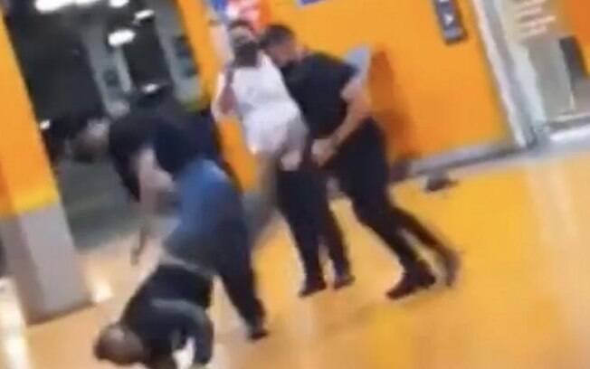João Alberto Silveira Freitas, de 40 anos, foi espancado e morto por dois homens na noite de quinta-feira (19), em uma unidade do Carrefour no RS