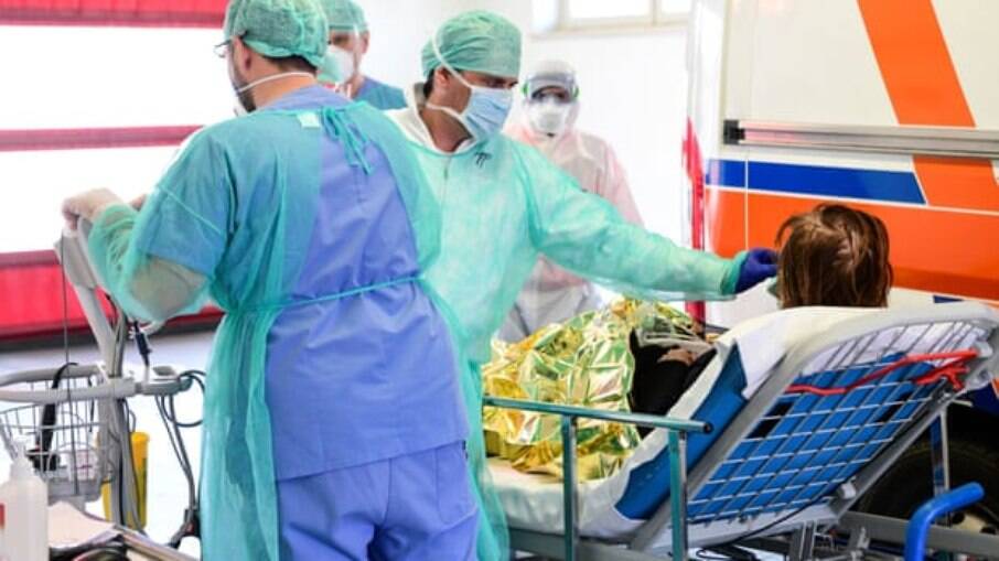 Funcionários médicos tratam de um paciente no hospital Brescia Poliambulanza, na Lombardia, a província mais atingida durante a primeira onda da pandemia