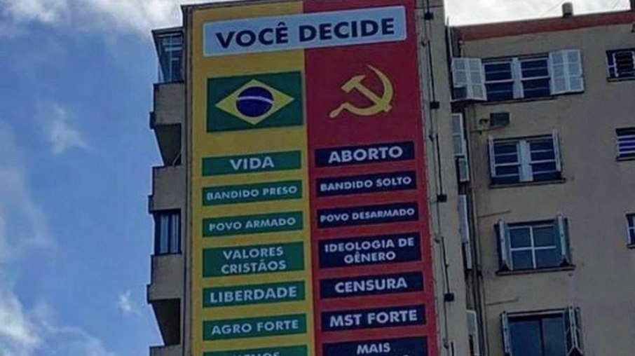Lateral do Efifício Caraíba, em Porto Alegre, com anúncio que associa, sem respaldo na realidade, comunismo a uma facção criminosa