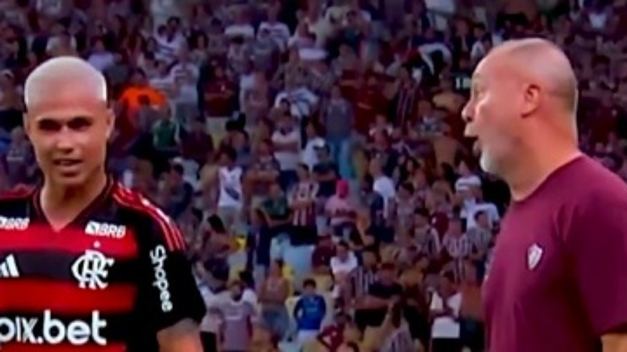 Luiz Araújo e Mano Menezes discutiram durante clássico carioca Luiz Araújo e Mano Menezes discutiram durante clássico carioca