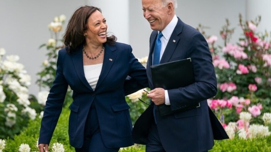 Kamala Harris é quem Biden apoia para assumir a disputa