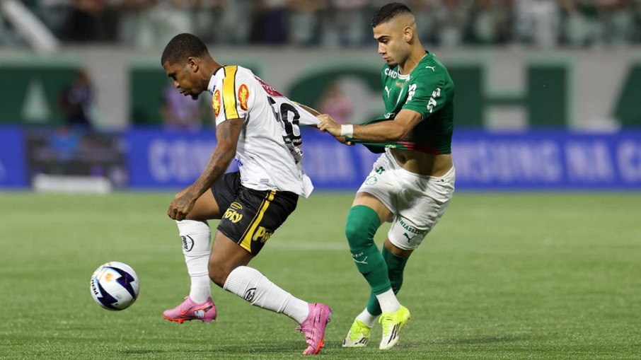 Andreas Pereira, do Palmeiras, disputa jogada na primeira partida da final do Paulista