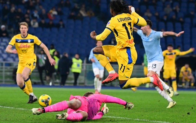 O atacante nigeriano da Atalanta, Ademola Lookman, supera o goleiro da Lazio, Ivan Provedel, e toca para Marco Brescianini empatar a partida da 18ª rodada da Serie A, disputada no Estádio Olímpico de Roma, em 28 de dezembro de 2024