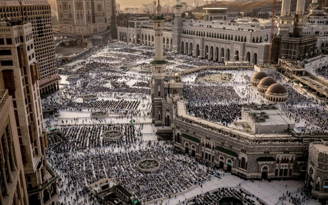 Fiéis muçuçmano diante da Grande Mesquita de Meca, na Arábia Saudita, em 11 de junho de 2024