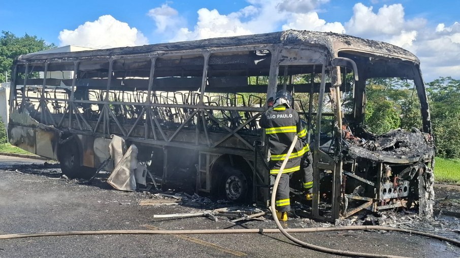 Veículo ficou totalmente destruído Veículo ficou totalmente destruído