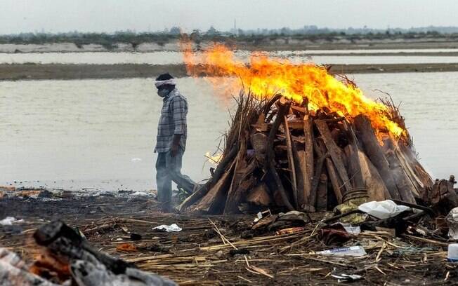 Covid na Índia: O que explica o aparecimento de dezenas de corpos no rio Ganges