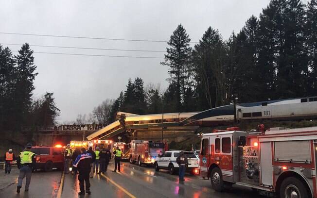 Um trem descarrilou sobre uma rodovia no noroeste dos Estados Unidos e deixou mortos e feridos