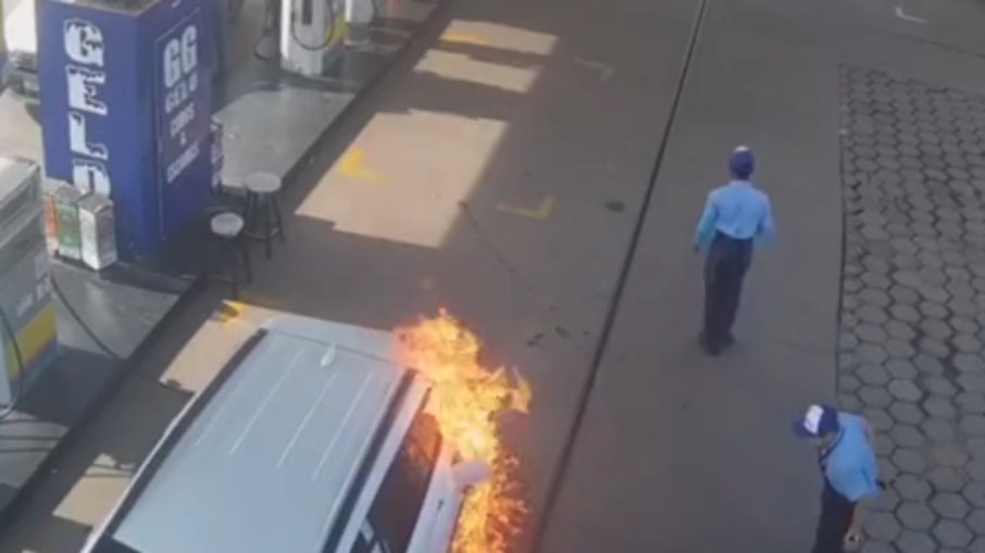 Vídeo frentista coloca fogo em carro que estava sendo abastecido