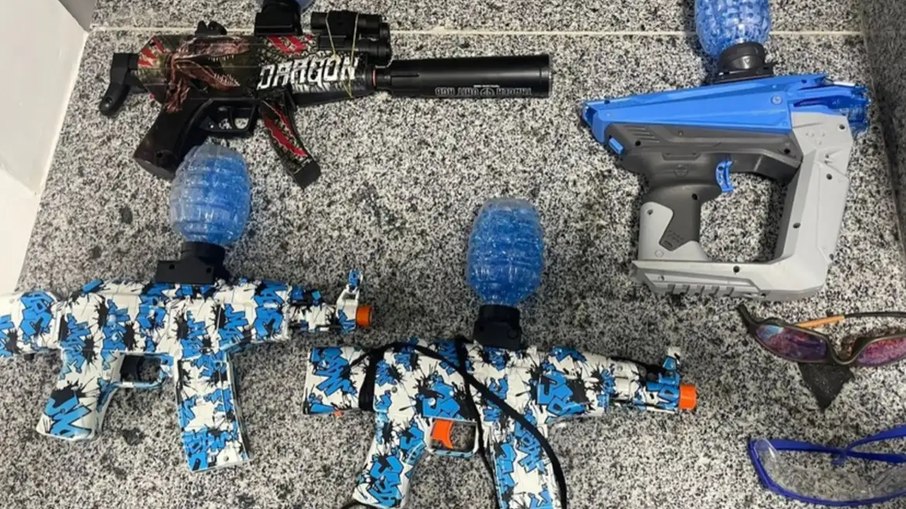 As chamadas gel blasters são réplicas de armas com projéteis de bolas de gel As chamadas gel blasters são réplicas de armas com projéteis de bolas de gel
