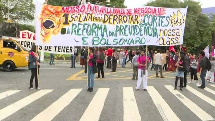 Alunos e professores da USP protestam contra cortes do MEC; veja atos pelo País