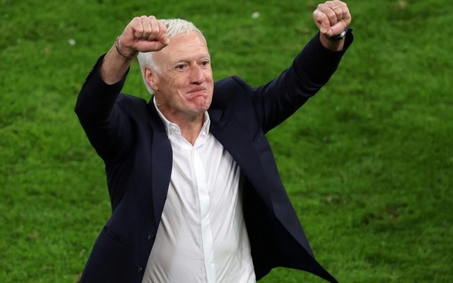 O técnico francês Didier Deschamps comemora a vitória contra Portugal nas quartas de final da Euro-2024, no Volksparkstadion, em Hamburgo (Alemanha), em 5 de julho de 2024