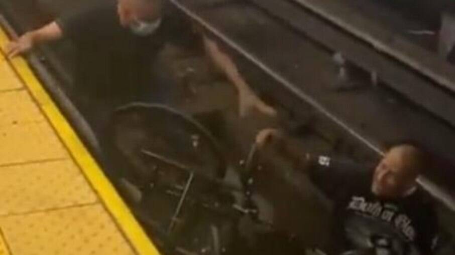 Homem pula no trilho para salvar cadeirante segundos antes da passagem do trem