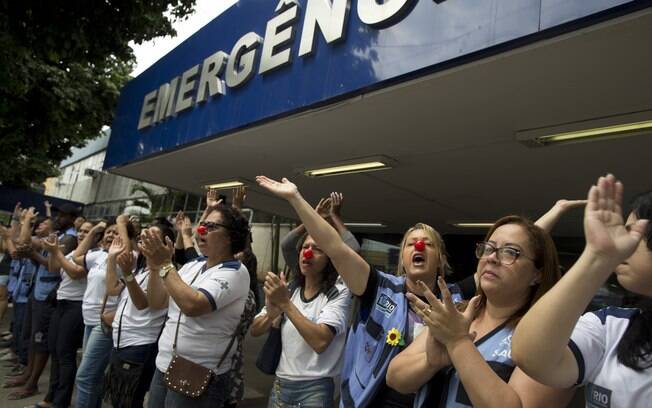 Manifestação dos agentes comunitários de Saúde e funcionários do Hospital Albert Schweitzer na porta da unidade. funcionarios protestam em hospital do rio de janeiro por crise na saude