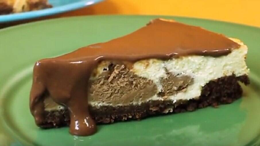 Cheesecake com iogurte e chocolate