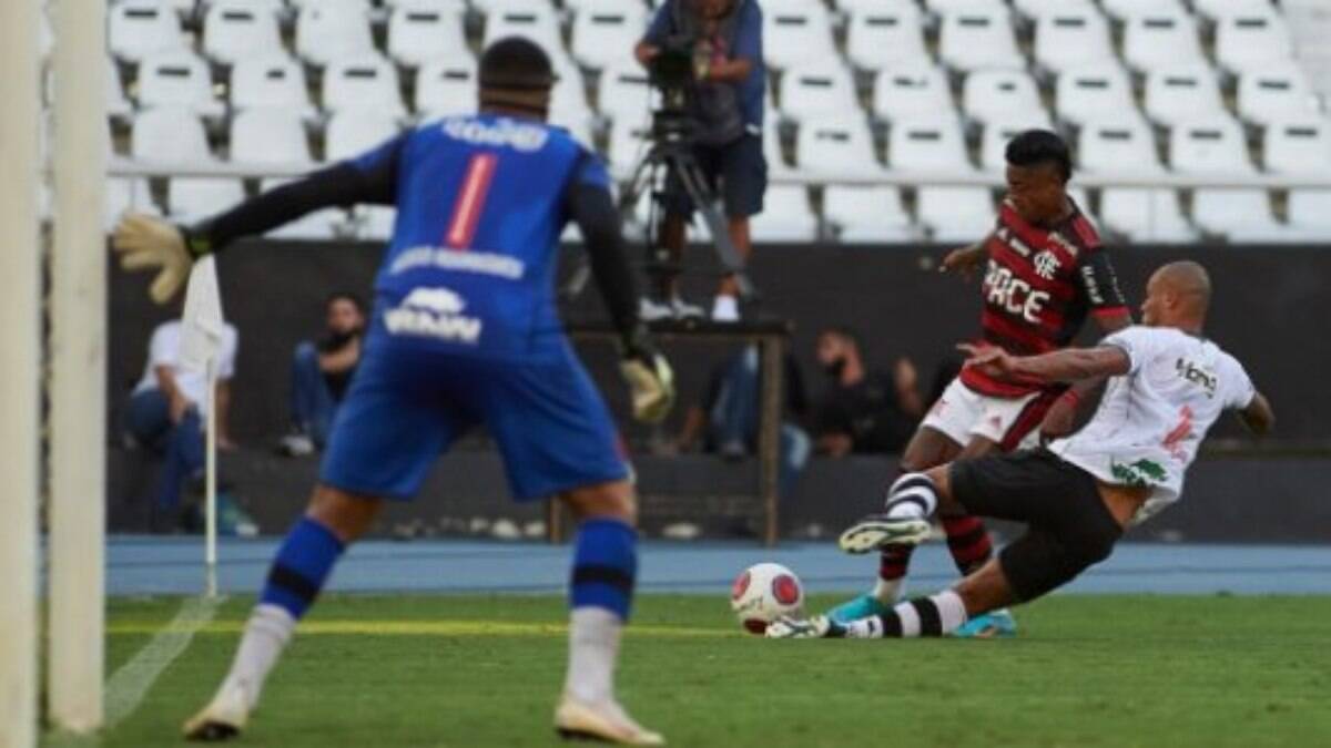 Bruno Henrique pede paz e valoriza vitória do Flamengo contra o Vasco: 'Clássico você tem que vencer'