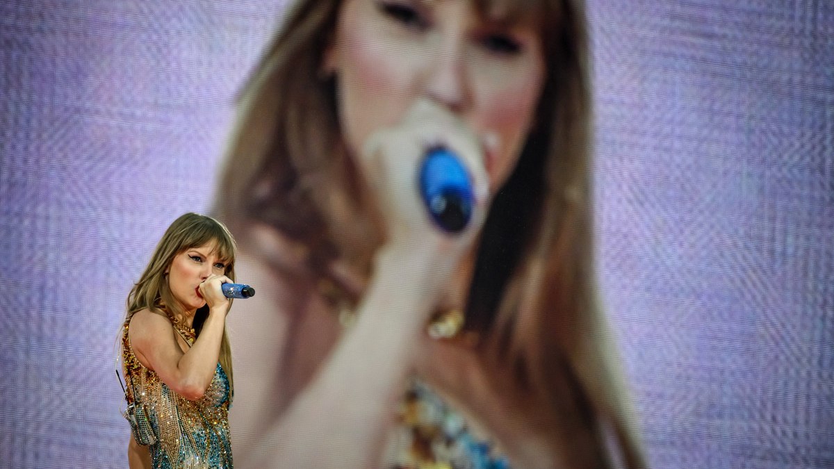 Taylor Swift no palco do Groupama Stadium, em show do The Eras Tour, em Decines-Charpieu, na França, em 2 de junho de 2024