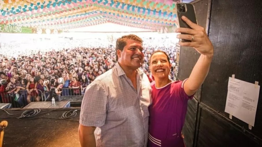 Fernando Lucena e Raquel Lyra durante a campanha da candidata