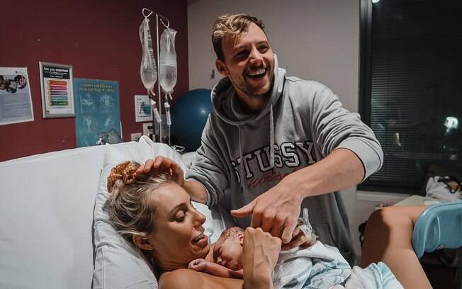 O vídeo do parto do primeiro filho da youtuber Sarah Stevenson foi assistido por mais de 1 milhão de pessoas