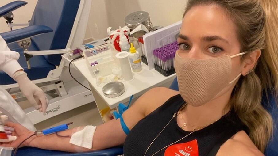 Monique Alfradique doa sangue para Paulo Gustavo