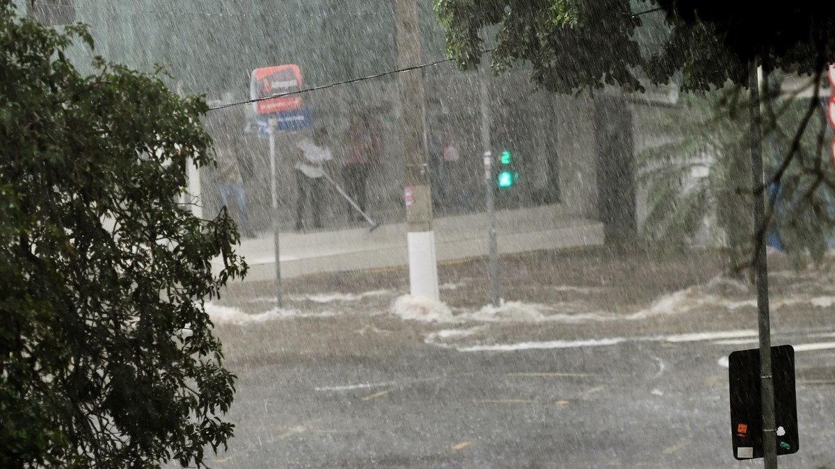 Alerta laranja prevê fortes chuvas e queda de granizo em SP