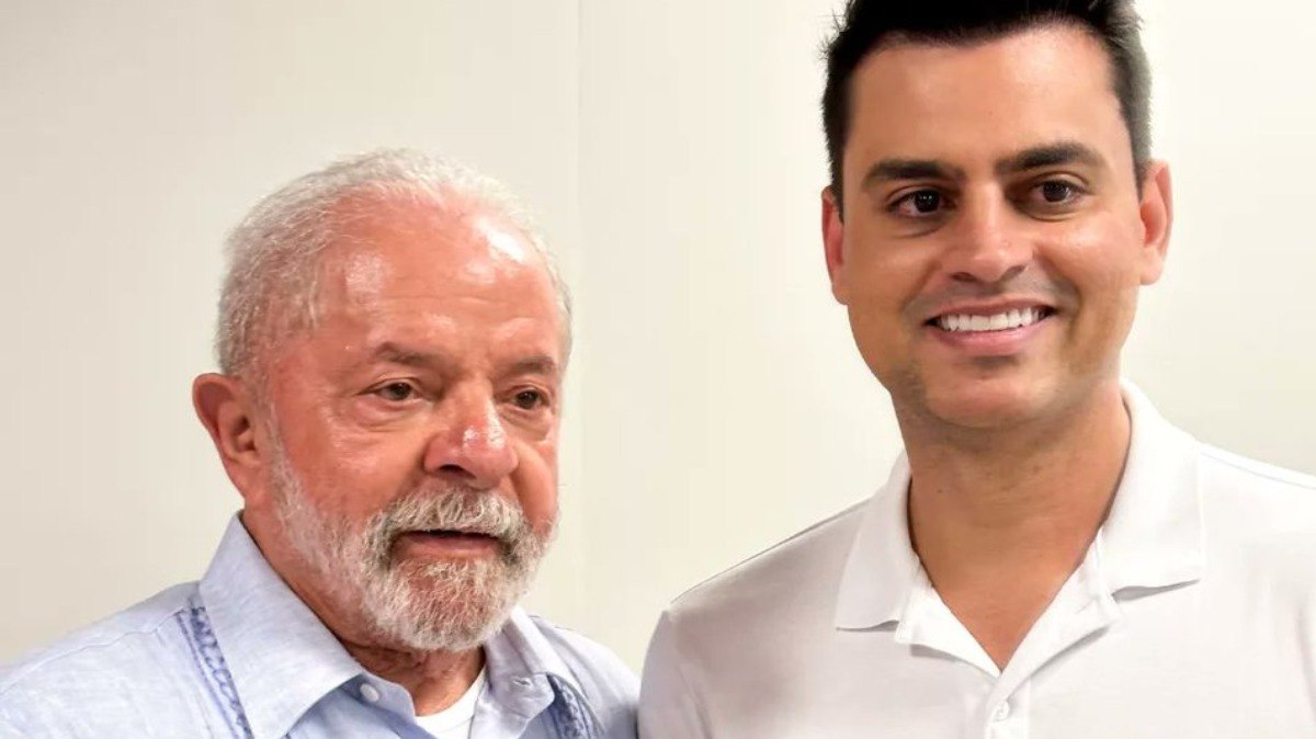 Deputado do PL tirou foto com Lula em evento no Ceará