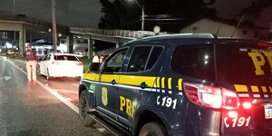PRF prende motoristas por racha sob chuva na BR-101