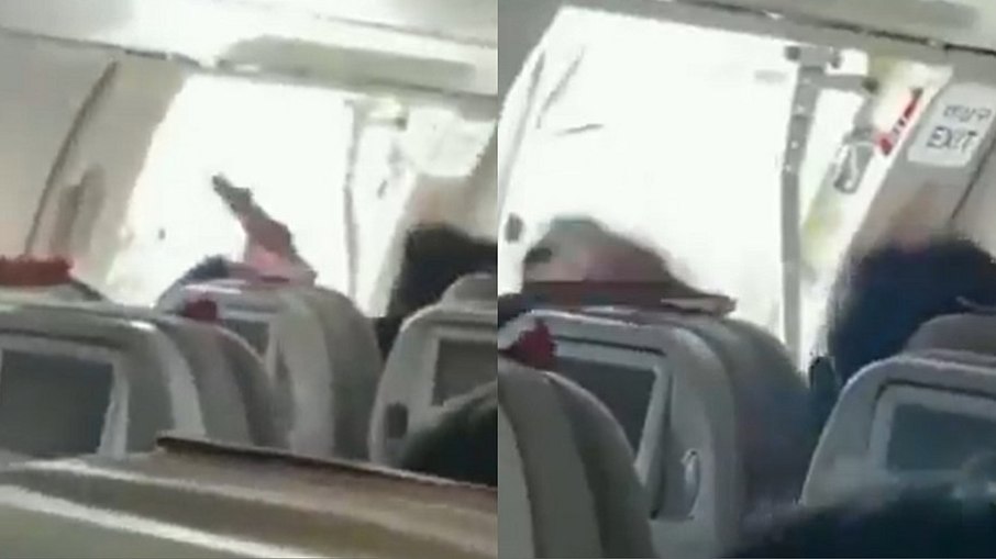 Homem abre porta de avião durante o voo