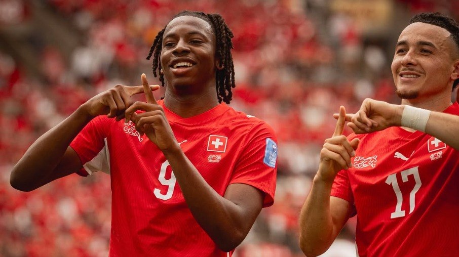Manzambi comemorando o gol da Suiça