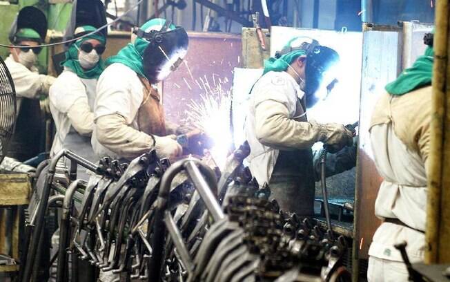 Indústria registrou queda nos níveis de produção e emprego no primeiro semestre deste ano, segundo a CNI