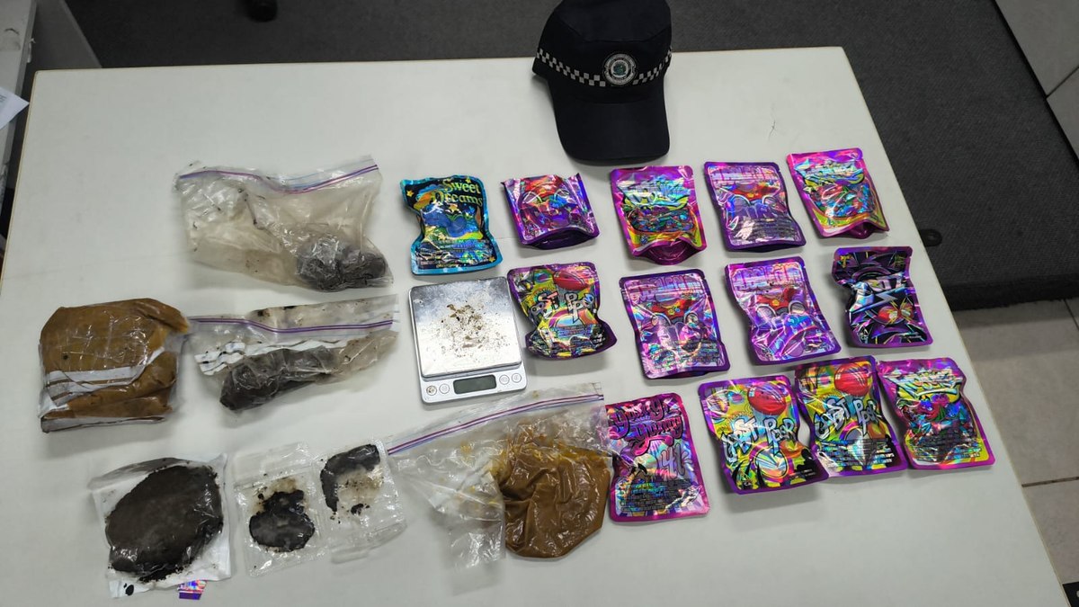 Os agentes localizaram 20 embalagens a vácuo de maconha pronta para comercialização Os agentes localizaram 20 embalagens a vácuo de maconha pronta para comercialização