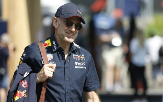 O projetista da Red Bull Racing F1 Team, Adrian Newey, na chegada à primeira sessão de treinos livres da pré-temporada no circuito de Spielberg, na Áustria, em 30 de janeiro de 2023