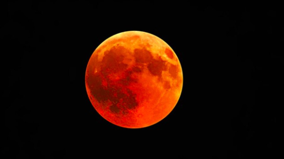 Lua de Sangue em Touro traz crescimento e prosperidade, diz a astróloga Priscila Lima de Charbonnières