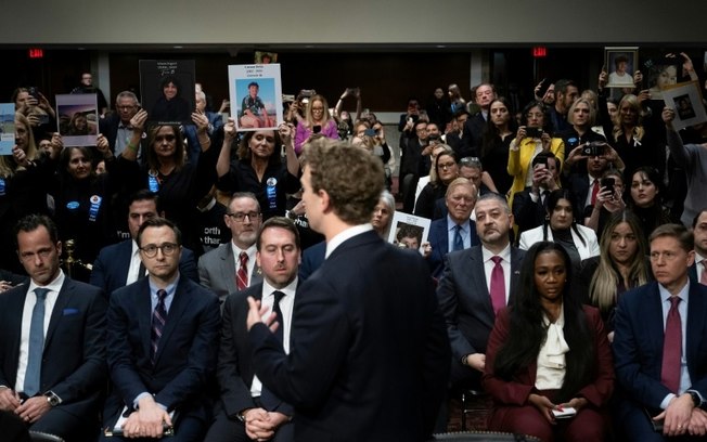 Mark Zuckerberg, dono da Meta, pede desculpas às vítimas e familiares das vítimas dos perigos das redes sociais em Washington, no dia 31 de janeiro de 2024