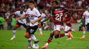  De la Cruz dá show, e Flamengo vence o São Paulo por 2 a 1 pelo Brasileirão