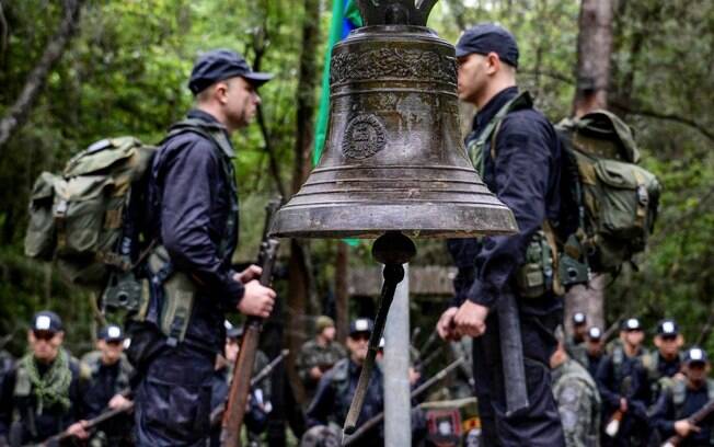 O pesadíssimo Curso de Operações Especiais do COE dura 45 dias. O aluno que deseja abandonar, deve tocar este sino. Isso não é um sinal de desrespeito ou diminuição para este Policial, ao contrário, é um ritual de respeito. Os alunos que saem so curso podem fazê-lo novamente, e muitos se formam e passam a integram o COE . Foto: Major PM Luis Augusto Pacheco Ambar